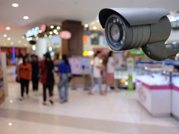 telecamera videosorveglianza in un centro commerciale