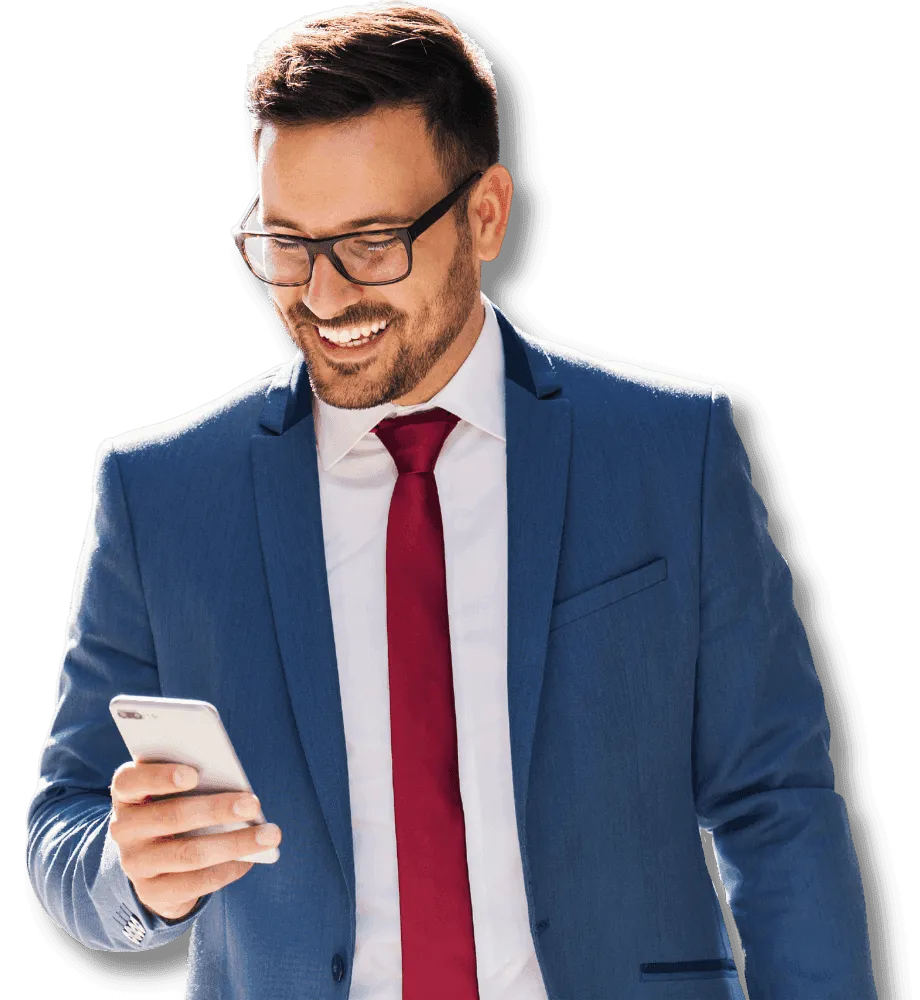 Uomo che guarda il proprio cellulare