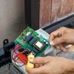 foto di un controllo su cancelli elettrici