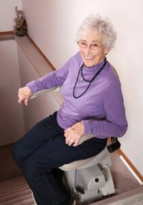 foto di una donna anziana sul montascale