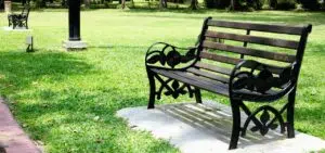 panchina per arredo urbano nel condominio