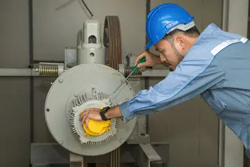intervento di manutenzione straordinaria di un ascensore