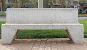 panchina in cemento con schienale