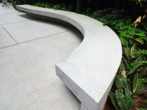 panchina realizzata in cemento con linee curve